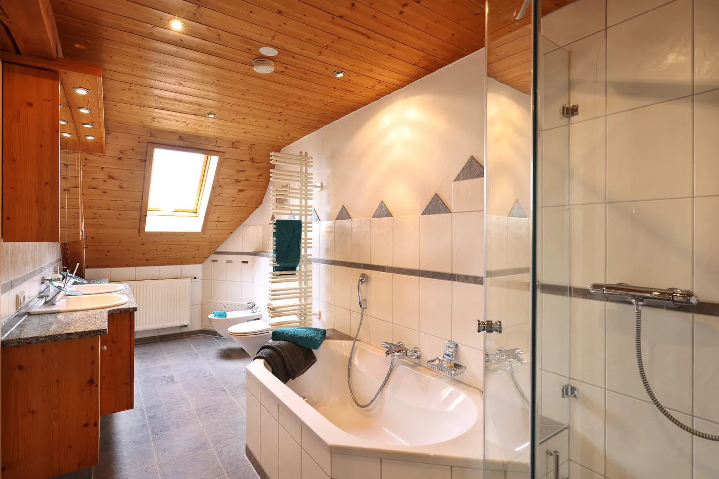 Badezimmer mit Badewanne unter der Dachschräge