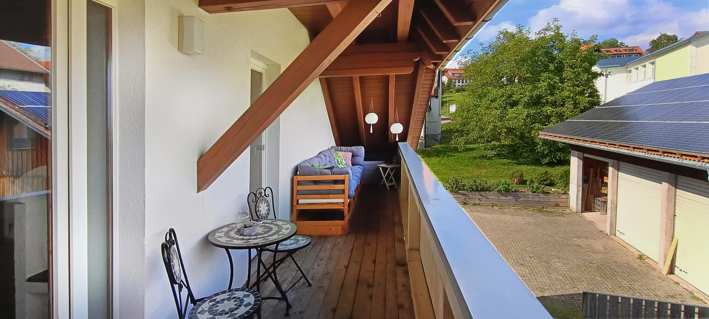 Der Balkon mit Sofa und Holzbalken