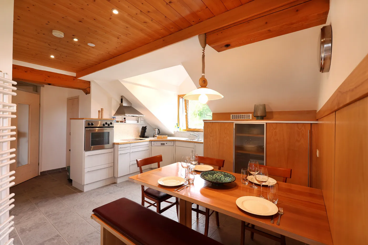 Küche mit Esstisch und Holzdecke