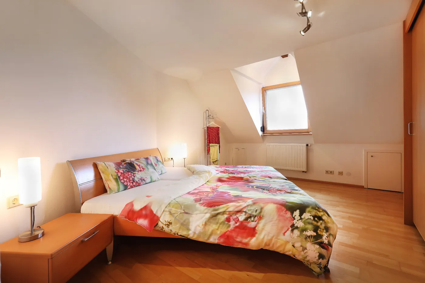 Schlafzimmer mit Doppelbett und Dachfenster