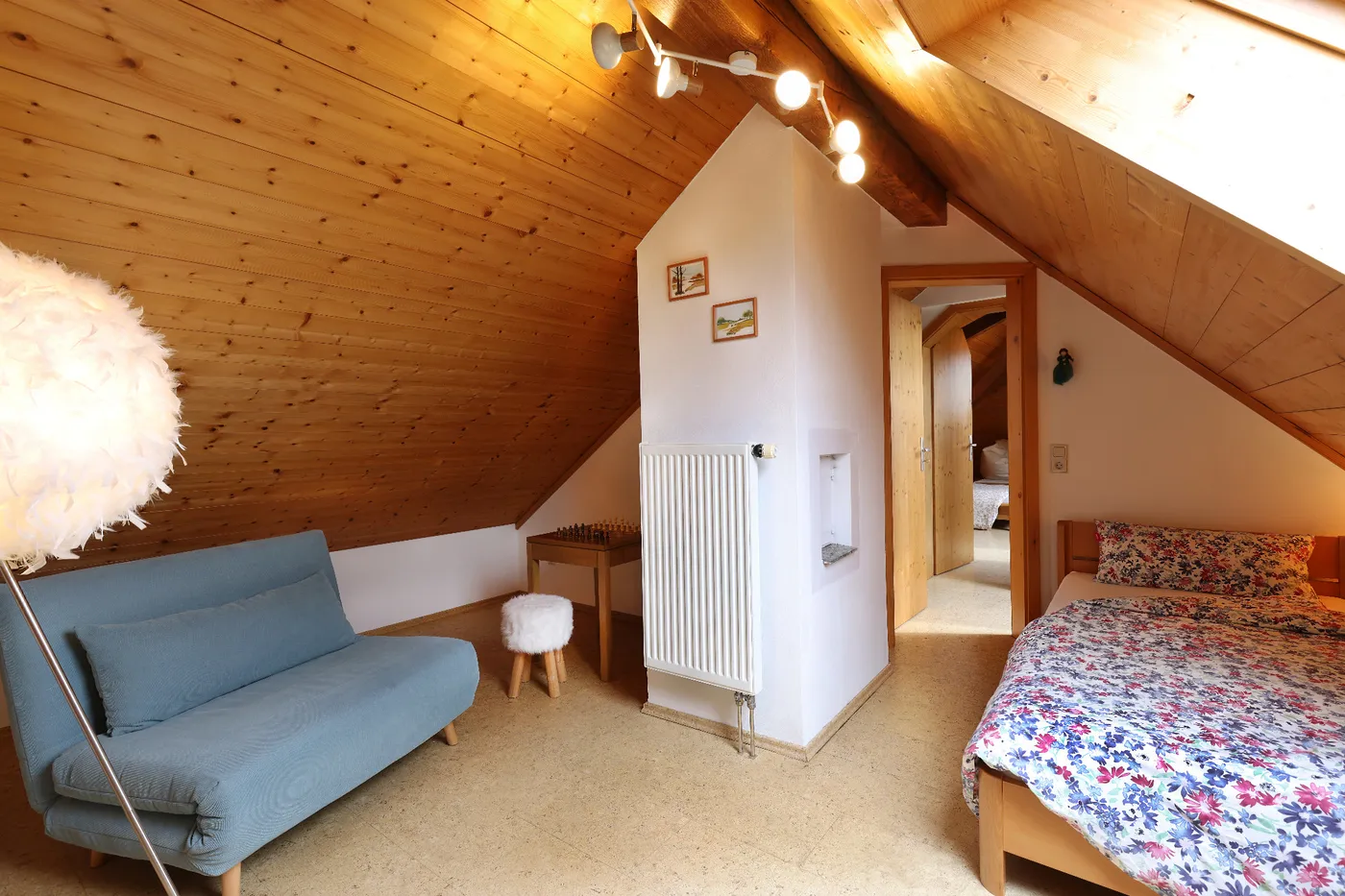 Schlafzimmer mit Einzelbett und Klappsofa