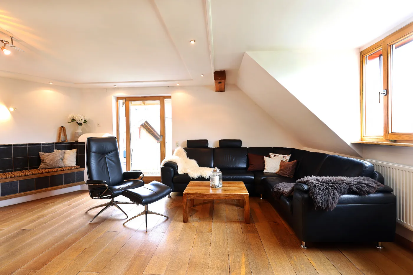 Sitzecke im Wohnzimmer mit Sessel und Sofa